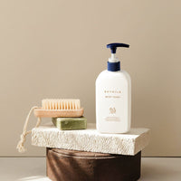 SKYMILK „PREBIOTICS & POSTBIOTICS BODY WASH” KŪNO PRAUSIKLIS – Meilė odai