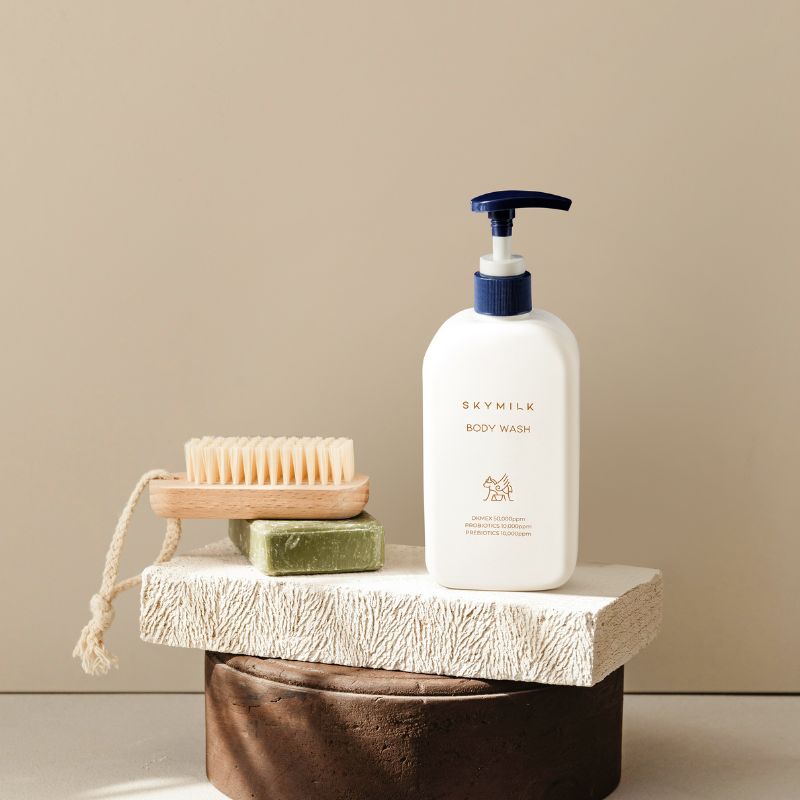 SKYMILK „PREBIOTICS & POSTBIOTICS BODY WASH” KŪNO PRAUSIKLIS – Meilė odai