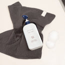 SKYMILK „PREBIOTICS & POSTBIOTICS BODY WASH” KŪNO PRAUSIKLIS – Meilė odai